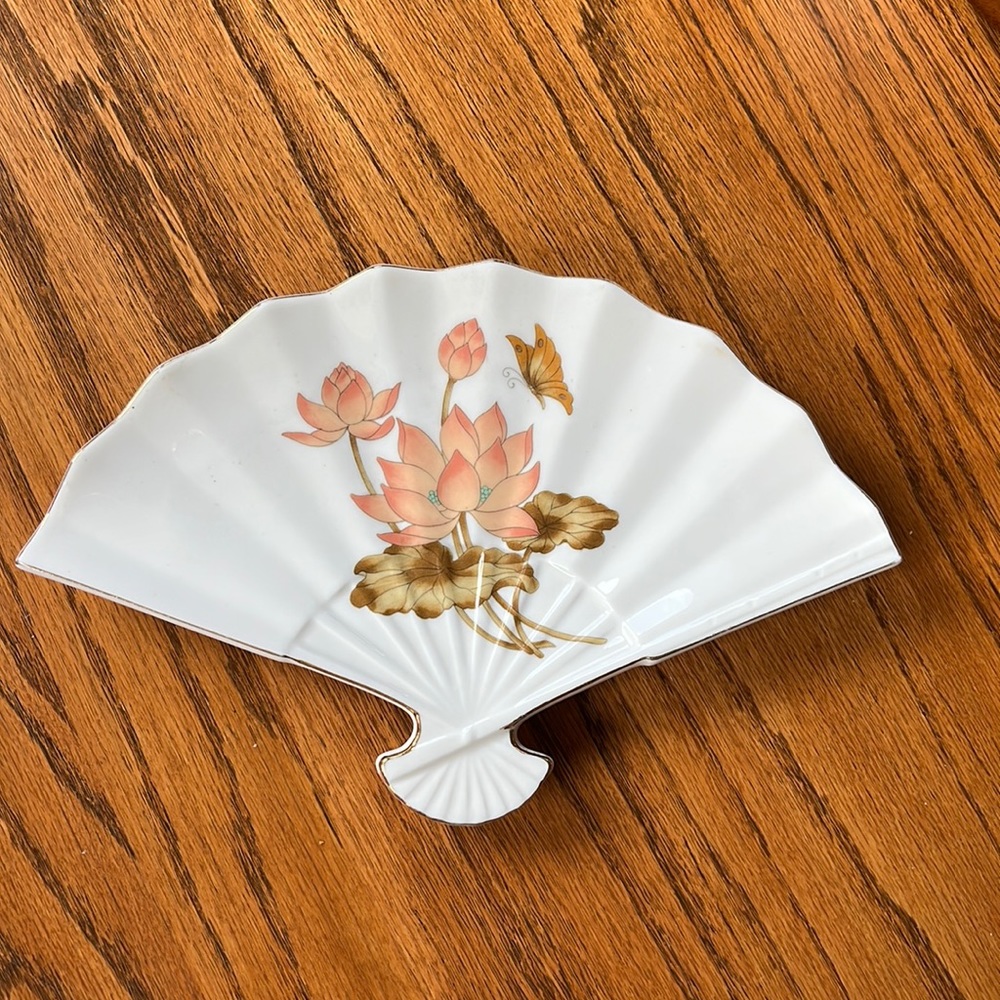 Vintage Japanese Ceramic Tray White with Floral Pattern and Butterfly - Picture 8 of 8